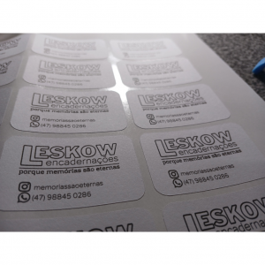 Adesivos em Papel Apergaminhado Papel Offset Adesivo 90g 29,7X21cm 4x0 - Tinta Pigmentada  Meio corte na medida solicitada 